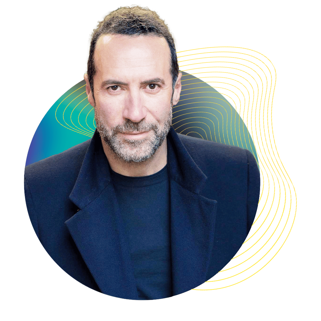 Uomo in giacca elegante che si abbottona, ritratto professionale su sfondo grafico